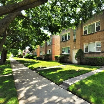 Buy this 3 bed condo on 2639 W Balmoral Ave Unit 2W in Chicago, Illinois