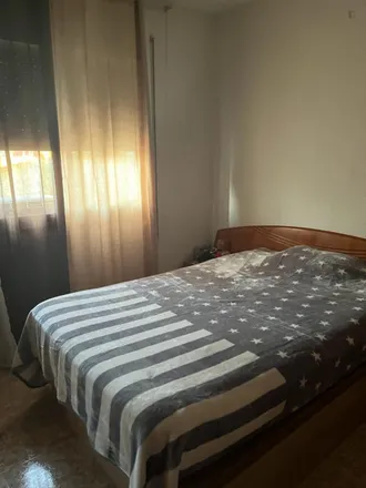 Rent this 2 bed room on Farmàcia Carlos Moreno Sánchez in Carrer dels Garrofers, 29