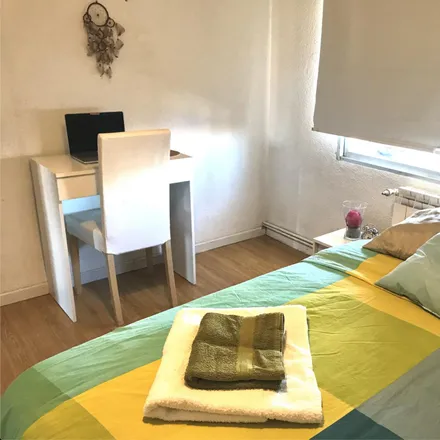 Rent this 3 bed room on Madrid in Calle de Luis Ruiz, 90