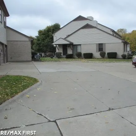 Image 3 - 35142 North Bay Circle, Harrison Township, MI 48045, USA - Townhouse for sale