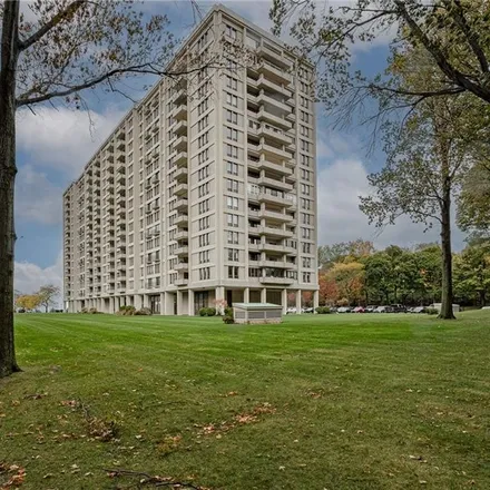 Buy this 2 bed condo on 1 Bratenahl Place in Bratenahl, Cuyahoga County