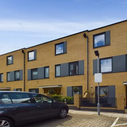 Rent this 3 bed townhouse on Silverworks Close in London, NW9 0FD