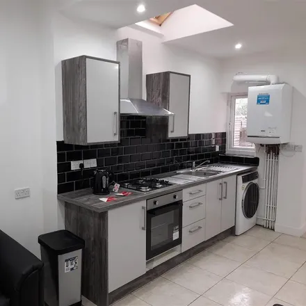 Rent this 6 bed townhouse on 41 Winnie Road in Selly Oak, B29 6JU