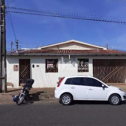 Rent this 3 bed house on Rua Célio Pontes in São Jorge, Uberlândia - MG