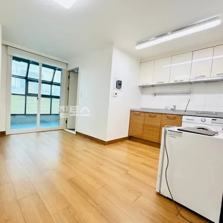 Rent this studio apartment on 서울특별시 강남구 논현동 104-33