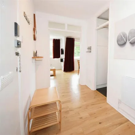 Image 7 - Savona Court, 28 The Downs, London, SW20 8HY, United Kingdom - Apartment for rent