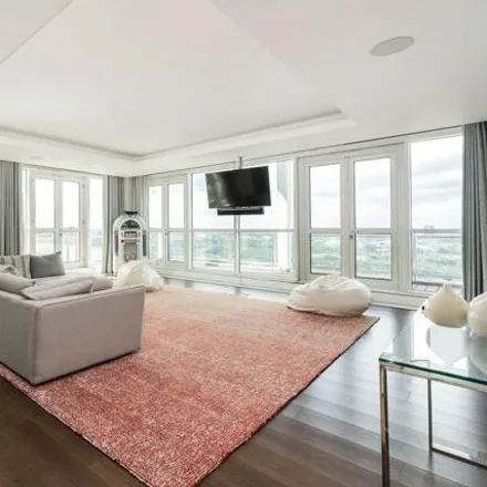 Rent this 4 bed house on Berkeley Tower in 48 Westferry Circus, Canary Wharf