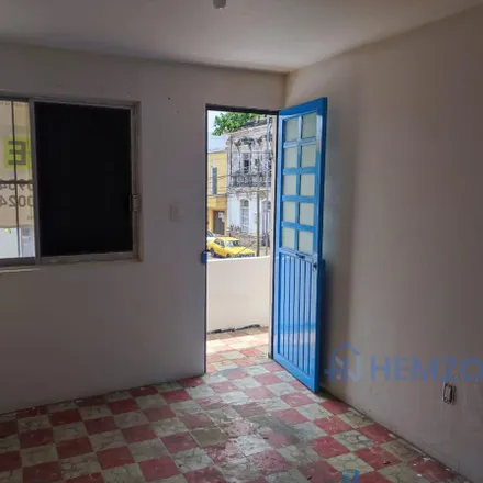 Buy this studio house on Farmacia Guadalajara in Avenida 5 de Mayo, 91700 Veracruz