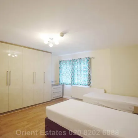 Image 2 - Queen's Road, London, NW4 2TH, United Kingdom - Apartment for rent