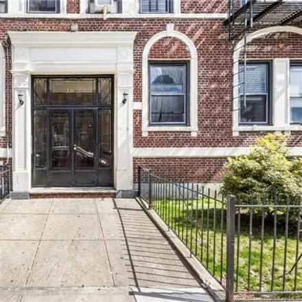Image 4 - 37-51 80th Street, New York, NY 11372, USA - House for sale