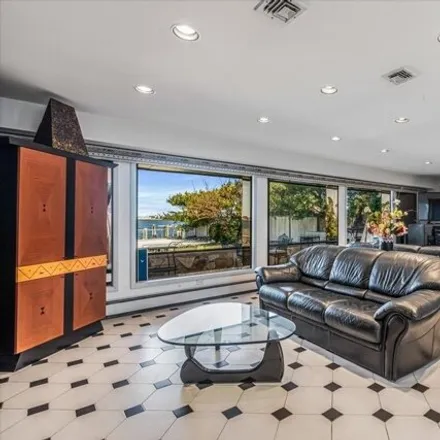 Image 4 - 154-43 Riverside Drive, New York, NY 11357, USA - House for sale
