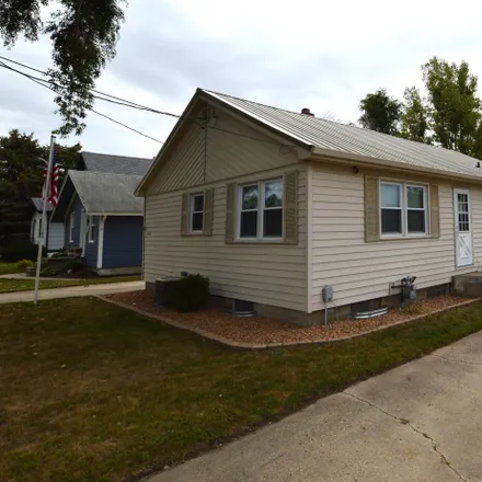 Buy this 3 bed house on 1099 South 10th Street in Aberdeen, SD 57401