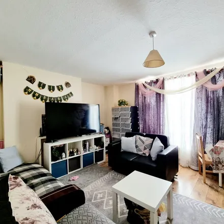 Rent this 3 bed apartment on Brantwood Road in High Road, London