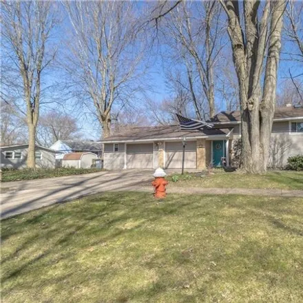 Buy this 3 bed house on 6142 Foxcroft Road in Toledo, OH 43615