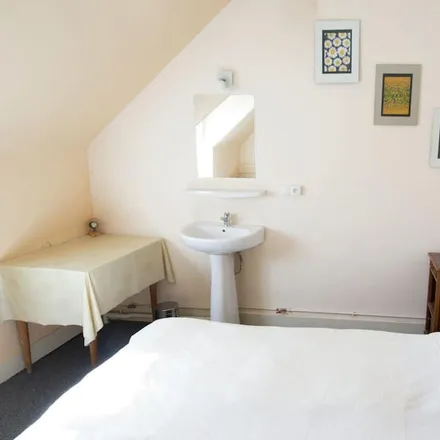 Rent this 3 bed house on Saint-Honoré-les-Bains in 5 Avenue Eugène Collin, 58360 Saint-Honoré-les-Bains