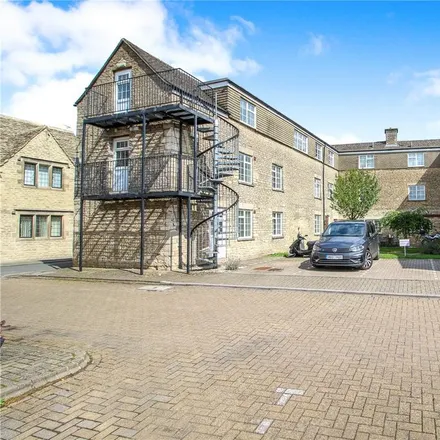 Image 7 - Barton Court, Gloucester Street, Stratton, GL7 2HJ, United Kingdom - Apartment for rent