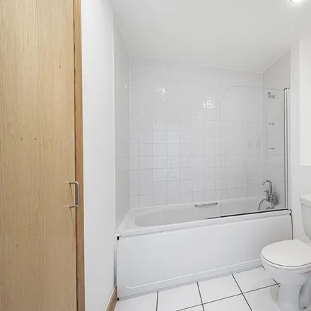 Image 3 - The Greenway, London, E3 2NX, United Kingdom - Apartment for rent