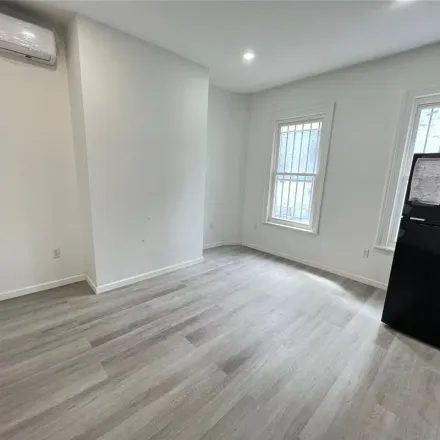 Image 1 - 40-54 61st Street, New York, NY 11377, USA - Apartment for rent