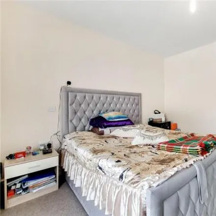 Image 9 - Charcoal Takeout, Normanshire Drive, London, E4 9HE, United Kingdom - Apartment for sale