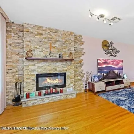 Image 8 - 53 Oceanic Avenue, New York, NY 10312, USA - House for sale