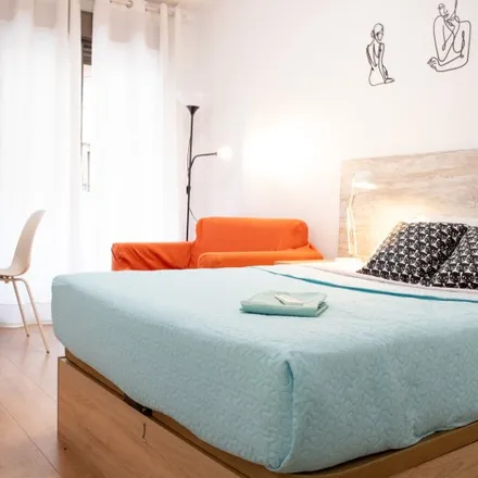 Rent this 5 bed room on Madrid in Testigos Cristianos de Jehová, Calle de los Mineros