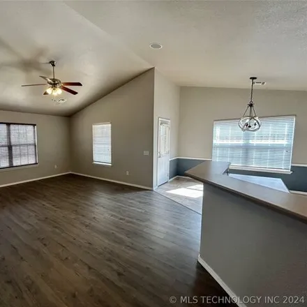 Image 3 - 11803 East 113th Street North, Owasso, OK 74055, USA - House for rent