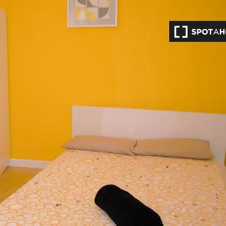 Rent this 7 bed room on Madrid in Librería Robinson, Calle de Santo Tomé