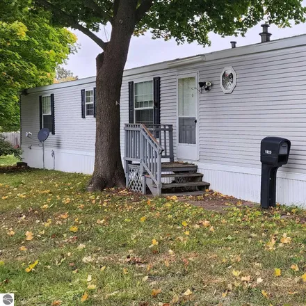 Buy this 2 bed house on 1025 Ernst Street in Cadillac, MI 49601