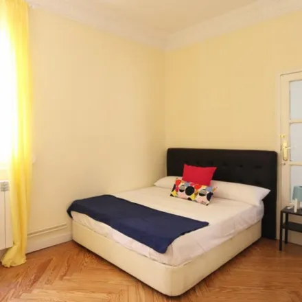 Rent this 6 bed room on Calle de O'Donnell in 32, 28009 Madrid