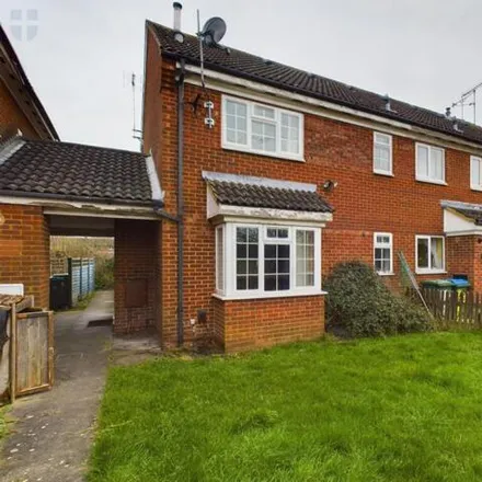 Buy this 1 bed townhouse on Iris Close in Aylesbury, HP21 8YT