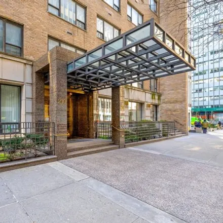 Image 8 - 210 East 47th Street, New York, NY 10017, USA - Condo for sale