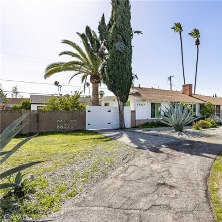 Image 3 - 5855 Bucknell Avenue, Los Angeles, CA 91607, USA - House for sale