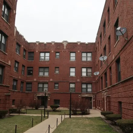 Rent this 1 bed apartment on 1702 West Albion Avenue