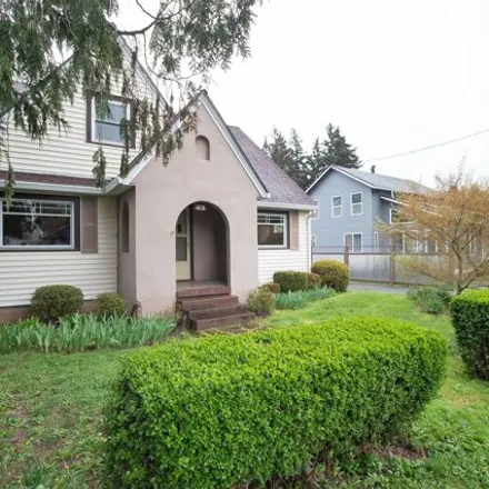 Buy this 5 bed house on 4909 Southeast Cooper Street in Portland, OR 97206