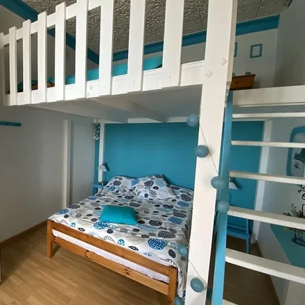 Rent this 2 bed apartment on Saint-Cyr-sur-Mer in Avenue Aristide Briand, 83270 Saint-Cyr-sur-Mer