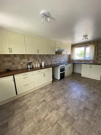 Image 2 - Queens Park, Mold, CH7 1TQ, United Kingdom - Townhouse for rent