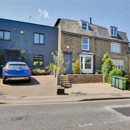Rent this 4 bed townhouse on Aldenham Road in Watford, WD23 2EX