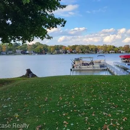Image 4 - 2470 Hoover Avenue, West Bloomfield Township, MI 48324, USA - House for sale