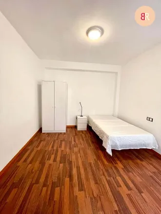 Rent this 3 bed room on Farmacia Mª Jesus Bagán Sanz in Calle Sequiol, 12005 Castelló de la Plana