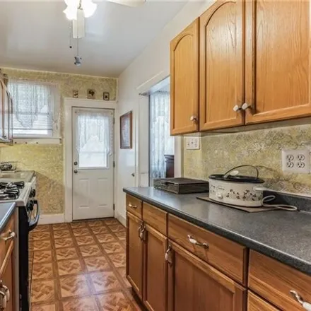 Image 2 - 137 Montville Street, Pittsburgh, PA 15214, USA - House for sale