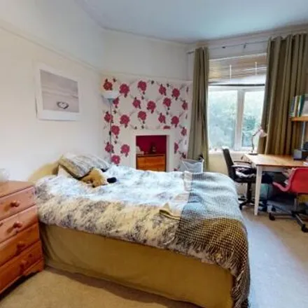 Rent this 6 bed townhouse on St. Michael's Crescent in Leeds, LS6 3HS