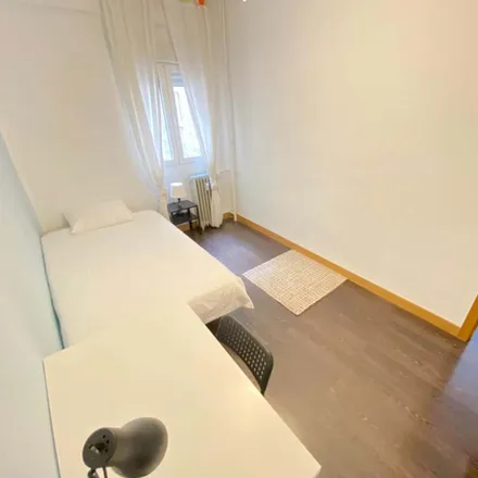 Rent this 4 bed room on Calle de Martín de Vargas in 23, 28005 Madrid