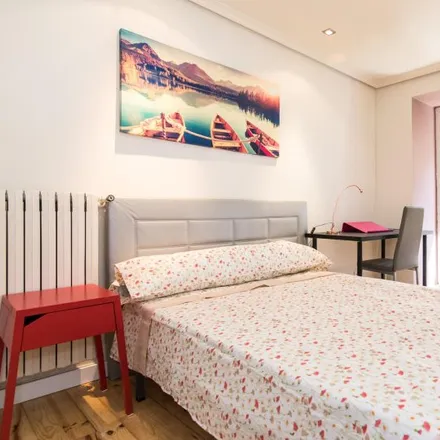 Rent this 6 bed room on Real Academia Nacional de Medicina de España in Calle de Arrieta, 12