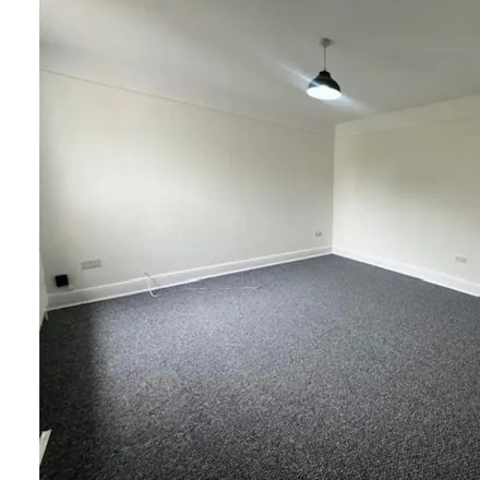 Image 2 - Westcliff Parade, Southend-on-Sea, SS0 7QS, United Kingdom - Apartment for rent