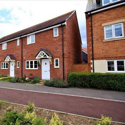 Rent this 3 bed house on Eagle Way in Bracknell, RG12 8EQ