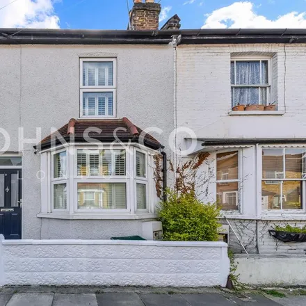 Rent this 5 bed townhouse on Glenhurst Road in London, TW8 0QS