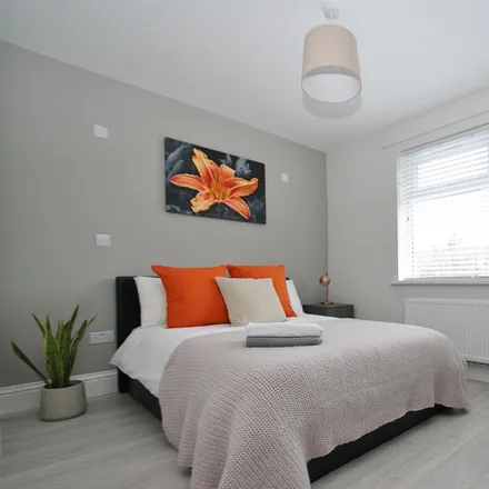 Rent this 7 bed room on Sunningdale Avenue in London, W3 7NS