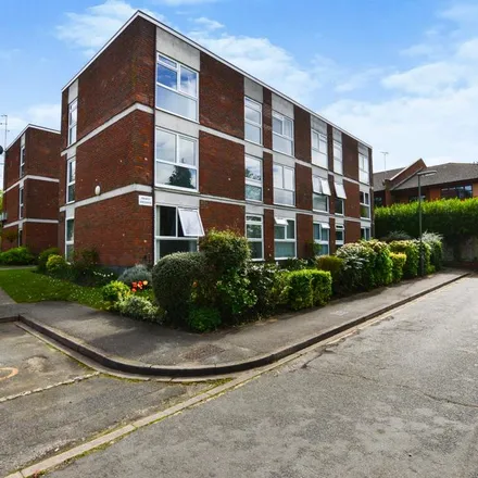 Rent this 2 bed apartment on Fosse Way in West Byfleet, KT14 6BP
