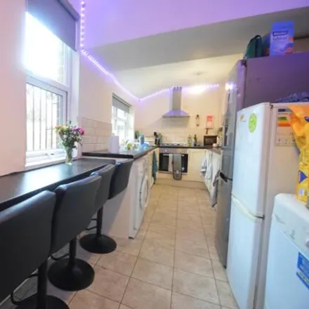 Rent this 5 bed townhouse on Back Brudenell Mount in Leeds, LS6 1HU