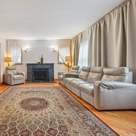 Image 4 - 86-23 188th Street, New York, NY 11423, USA - House for sale